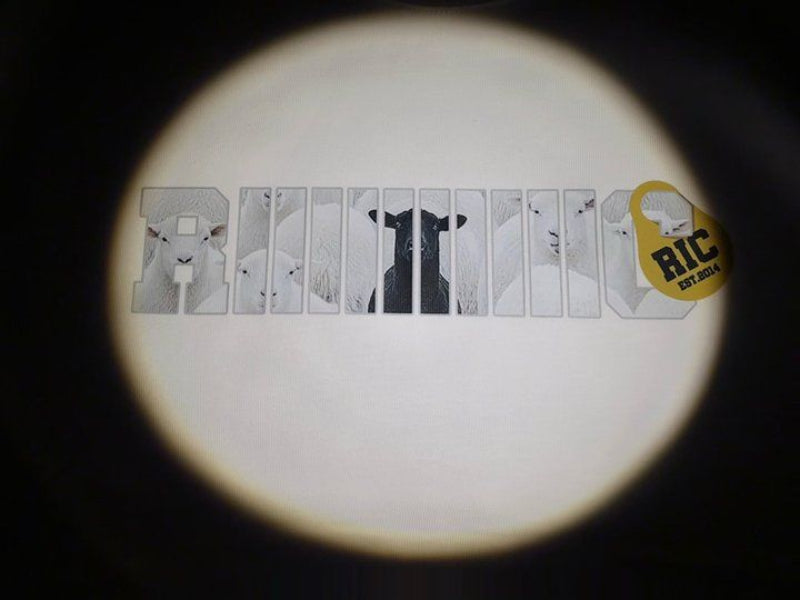 RIC"Black Sheep" Tee Lengan Pendek Smiley Koyak "Black Sheep"撕裂笑脸短袖